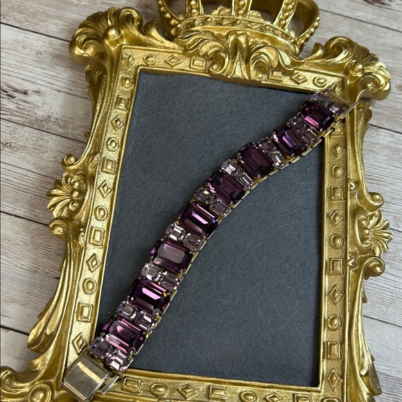 1950s Coro Pegasus bracelet featuring purple and lavender baguette rhinestones - Picture 4 of 10